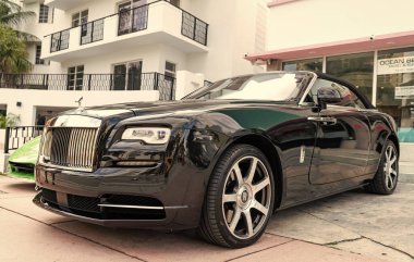 Miami, Florida, ABD - 16 Kasım 2024: Rolls Royce Dawn 2017 üstü açık araba. Rolls Royce Dawn modelinin üstü açık siyah arabası. Rolls Royce 'un arabası dışarıda park edilmiş. Rolls Royce, köşe manzaralı..