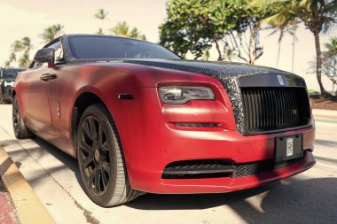 Miami, Florida, ABD - 17 Aralık 2024: Rolls Royce Wraith 2014 arabası. Rolls Royce Wraith modelinin lüks kırmızı arabası. Rolls Royce 'un arabası dışarıda park edilmiş. Rolls Royce Wraith, köşe manzaralı.