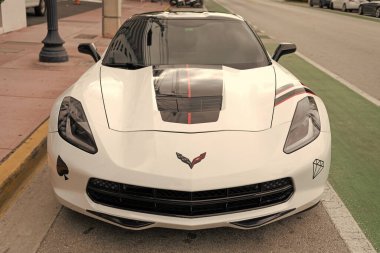 Miami, Florida, ABD - 12 Aralık 2024 Chevrolet Corvette C7 Chevy spor arabası. Chevrolet Corvette C7 tipi lüks bir spor araba. Chevrolet Corvette 'in arabası dışarıda park edilmiş. Chevrolet Corvette, köşe manzaralı..