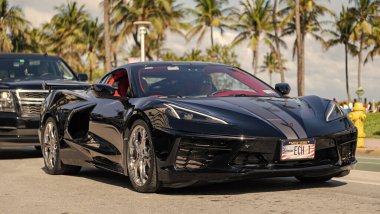 Miami, Florida, ABD - 22 Aralık 2024 Chevy Corvette 'in arabası. Chevrolet Corvette, köşe manzaralı. Chevrolet Corvette C8 Chevy spor araba 2020. Chevrolet Corvette 'in spor arabası..