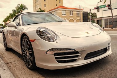 Miami, Florida, ABD - 17 Kasım 2024: 2015 Porsche 911 Carrera S arabası. Porsche Carrera S tipi lüks bir araba. Porsche Carrera 'nın arabası dışarıda park edilmiş. Porsche 911 Carrera, görüş açısı.