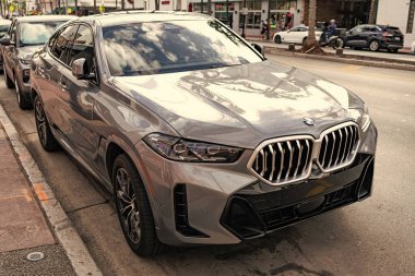 Miami, Florida, ABD - 16 Kasım 2024: 2025 BMW X6 çapraz otomobil. BMW X6 tipi lüks bir çapraz araba. BMW X6 'nın arabası dışarıda park edilmiş. BMW X6, köşe görünümü.
