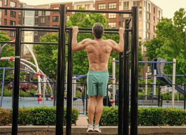 Güçlü bir atlet. Adam yanaşıyor. Güçlü sırt kası olan kaslı bir sporcu. Spor barfiks egzersizi. Spor eğitimi. Sporcu adam egzersiz yapıyor. Kas kasları ve trisepsler. Tekniği kaldır..