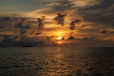 Deniz batımı manzaralı. Yaz tatilinde bulutlu gün batımı gökyüzü ve deniz manzarası. Akdeniz 'in doğuşuyla gökyüzü. Deniz doğasında sakin bir ufuk. Deniz manzaralı romantik yaz tatili. Gün doğumu gökyüzü ufku.