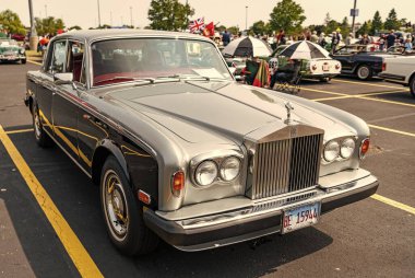 Chicago, Illinois, ABD - 08 Eylül 2024 Rolls Royce Silver Shadow II aracı, köşe manzaralı. Retro klasik araba. Rolls Royce Silver Shadow II arabası. Rolls Royce Silver Shadow 2 Chicago 'da