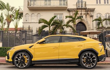 Miami, Florida, ABD - 15 Aralık 2024: Sarı Lamborghini Urus 2019 SUV arabası. Lamborghini Urus tipi lüks bir araba. Lamborghini Urus 'un arabası dışarıda park edilmiş. Lamborghini Urus, yan görüş.