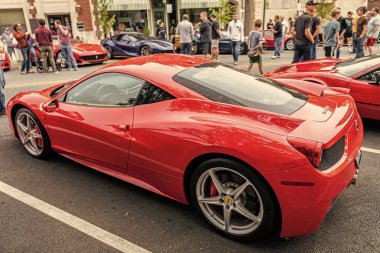 Chicago, Illinois - 29 Eylül 2024: Ferrari F8 Spider veya Haraç kırmızısı. Ferrari F8 Spider ya da Haraççı sokağa park etmiş. Köşeden bak. Lüks Ferrari F8 Örümcek ya da Chicago 'daki haraç