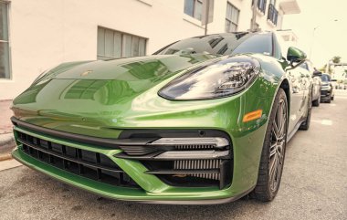 Miami, Florida, ABD - 20 Aralık 2024: Porsche Panamera 2019 Gran Turismo spor fastback otomobil. Porsche Panamera 'nın lüks arabası. Porsche Panamera 'nın arabası dışarıda park edilmiş. Porsche Panamera, köşe görünümü.