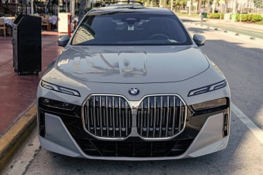 Miami, Florida, ABD - 21 Kasım 2024: gri BMW i7 2024 elektrikli sedan. BMW i7 marka lüks bir sedan araba. BMW i7 'nin elektrikli arabası dışarıda park edilmiş. BMW i7, ön görünüm.