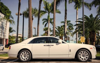 Miami, Florida, ABD - 21 Kasım 2024: Rolls Royce Ghost 2013 arabası. Rolls Royce Hayalet modelinin lüks arabası. Beyaz Rolls Royce arabası dışarıda park halinde. Rolls Royce, yan görüş..