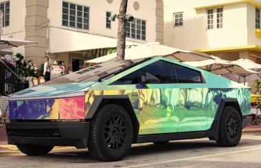 Miami, Florida, ABD - 08 Aralık 2024: Tesla Cybertruck 'ın elektrikli arabası. Tesla Cybertruck 'ın arabası dışarıda park edilmiş. Tesla Cybertruck, yan görüş. 2024 Tesla Cybertruck elektrikli kamyonet, araba akordu.