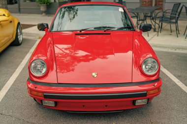 Chicago, Illinois - 29 Eylül 2024: Porsche 911 Carrera Coupe yolda. Porsche 911 Carrera Coupe kırmızısı. Porsche 911 Carrera Coupe Chicago 'da.