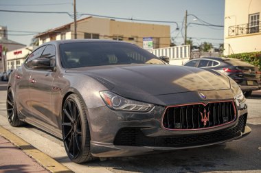 Miami, Florida, ABD - 06 Aralık 2024: Maserati Ghibli 2025 spor yara izi. Maserati Ghibli 'nin lüks spor arabası. Maserati Ghibli 'nin arabası dışarıda park edilmiş. Maserati Ghibli, köşe görünümü.