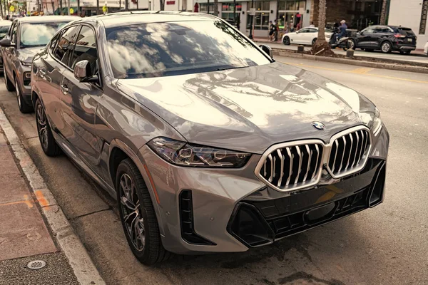 Miami, Florida, ABD - 16 Kasım 2024: 2025 BMW X6 çapraz otomobil. BMW X6 tipi lüks bir çapraz araba. BMW X6 'nın arabası dışarıda park edilmiş. BMW X6, köşe görünümü.
