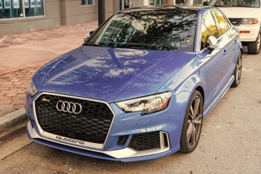 Miami, Florida, ABD - 05 Aralık 2024 Audi RS3 Sport Hatchback otomobili. Audi RS3 'ün lüks arabası. Audi RS3 'ün arabası dışarıda park edilmiş. Audi RS3 mavi renk, köşe görünümü.