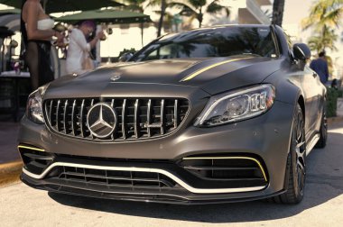 Miami, Florida, ABD - 06 Aralık 2024 Mercedes Benz C 2023 arabası. Mercedes Benz C V8 biturbo tipi lüks bir araba. Mercedes Benz 'in arabası dışarıda park edilmiş. Mercedes Benz C, ön manzara..
