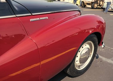 Chicago, Illinois, ABD - 08 Eylül, 2024: 1951 Sunbeam Talbot Alpine 90 üstü açılabilir spor araba, köşe manzaralı. Retro spor araba. Üstü açık Sunbeam Talbot Alp 90. Tsunbeam Talbot Alp 90 üstü açık araba Chicago 'da.