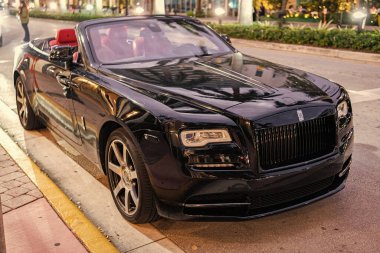Miami, Florida, ABD - 19 Kasım 2024: 2020 Rolls Royce Dawn üstü açık araba. Lüks siyah Rolls Royce Dawn. Araba Rolls Royce dışarı park etmiş. Rolls Royce, köşe manzaralı..