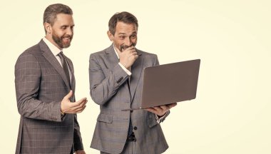 Serbest çalışanlar blogu internete yüklüyor. Çevrimiçi çalışan serbest çalışan. Serbest çalışmak için dizüstü bilgisayar kullanan iş adamları. İşletme bilgisayarında serbest çalışmak. Serbest çalışan işadamları beyazları izole ediyor. Uzak öğrenme.