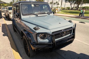 Miami, Florida, ABD - 24 Kasım 2024 Mercedes Benz G 2025 SUV otomobil. Mercedes Benz G SUV tipi lüks bir araba. Mercedes Benz 'in arabası dışarıda park edilmiş. Mercedes Benz G, köşe görünümü.