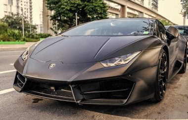 Miami, Florida, ABD - 01 Aralık 2024 Lamborghini Huracan spor araba. Lamborghini Huracan EVO 'nun siyah liman aracı. Lamborghini Huracan 'ın siyah arabası sokakta, ön manzara.