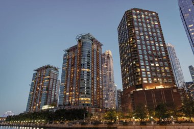 Şehir merkezindeki gökdelen. Şehir merkezi mimarisi. İş bölgesindeki ofis binası. Modern cam bina. Chicago şehri. Gökdelen mimarisi. Camdan iş gökdeleniName.