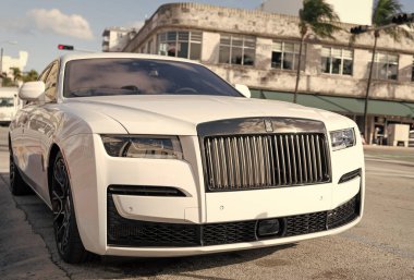 Miami, Florida, ABD - 12 Aralık 2024: Beyaz Rolls Royce Hayalet 2021 sedan araba. Rolls Royce Hayalet modelinin lüks sedan arabası. Rolls Royce 'un arabası dışarıda park edilmiş. Rolls Royce, ön manzara..