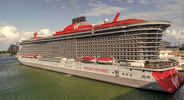 Miami, Florida, ABD - 03 Kasım 2024: Seyahat acentesi turu. Cesur bayan yolcu gemisi yolculuğu. Yaz tatili için gemi turu. Bakire Yolculukları ve Bain Capital. Gemi turu ve seyahat konsepti.