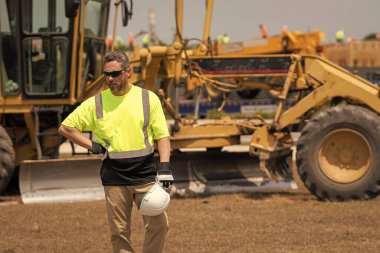 İnşaat mühendisi. Denetmen mühendis. İnşaat alanında çalışan bir işçi. İnşaatçı. Ağır makinelerde işçi danışmanı. İnşaatta sanayi işçisi. Yol makineleri.