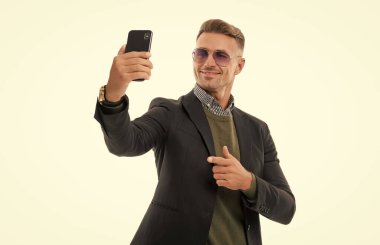 Selfie adamı. Görüntülü aramada çok etkili. İş adamı özçekim yapıyor. İş günlüğü. İş için video çağrısı. Akıllı telefondan video blogu yapan adam. Akıllı telefon özçekiminde blog yazıyorum. Video kaydediliyor.