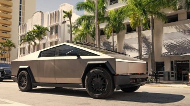 Miami, Florida, ABD - 06 Aralık 2024 Tesla Cybertruck elektrikli kamyonet vagonu. Tesla Cybertruck 'ın elektrikli arabası. Tesla Cybertruck 'ın arabası dışarıda park edilmiş. Tesla Cybertruck, köşe manzaralı..