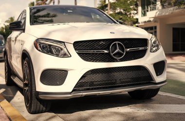 Miami, Florida, ABD - 17 Aralık 2024 Mercedes Benz GLE coupe. Mercedes Benz GLE tipi lüks bir araba. Beyaz Mercedes Benz GLE dışarıda park edilmiş. Mercedes Benz GLE, köşe görünümü.