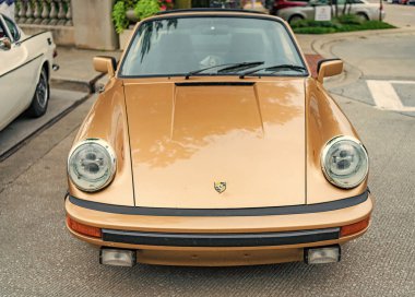 Chicago, Illinois - 29 Eylül 2024 1972 Porsche 911T Coupe yolda. altın metalik 1972 Porsche 911T Coupe.