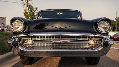 Park Ridge, Illinois, ABD - 22 Ağustos 2024 Chevrolet Bel Air 'in siyah arabası. 1957 Chevy Bel Air. Otomobil fuarının önünde park edilmiş siyah bir araba. Chevrolet Bel Air retro araba.