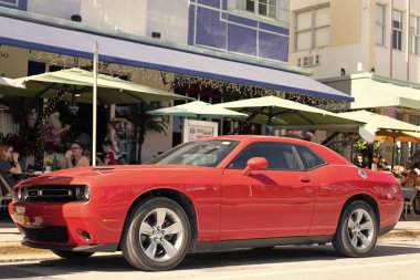 Miami, Florida, ABD - 06 Aralık 2024 Dodge Challenger SXT arabası. Dodge Challenger SXT tipi yarış arabası. Dodge Challenger 'ın arabası dışarıda park edilmiş. Dodge Challenger SXT, yan görünüm.