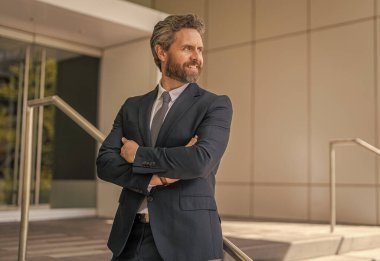 Ofis müdürü. Takım elbiseli bir iş adamı. Ofisteki iş adamı. Olgun iş adamı. İş adamı portresi. Başarılı bir iş. Reklam yöneticisi. Girişimcinin başarısı.