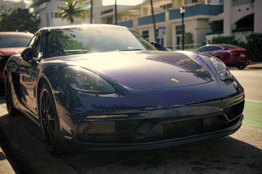 Miami, Florida, ABD - 17 Aralık 2024: Porsche 718 Cayman G2 spor arabası fastback coupe. Porsche Cayman GTS 'nin lüks spor arabası. Mavi Porsche Cayman açık havada. Porsche Cayman, köşe manzaralı..