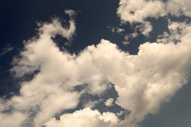 Bulutlar gökyüzünde. Bulutlar - Mavi gökyüzü ve beyaz bulutlar. Bulutlu güzel mavi gökyüzü arkaplanı. Mavi gökyüzünde beyaz kabarık bulutlar. Mavi gökyüzü ve beyaz gündüz bulutları.