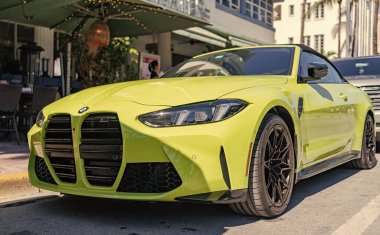 Miami, Florida, ABD - 23 Kasım 2024 BMW M4 spor arabası. BMW M4 tipi lüks bir spor araba. BMW M4 yarışması dışarıda park edilmiş, kopyalama alanı. BMW M4, köşe görünümü.