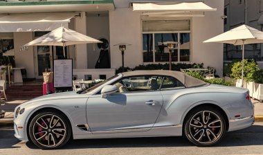 Miami, Florida, ABD - 23 Kasım 2024: Bentley Continental GT 2020 üstü açılabilir fastback coupe. Bentley Continental GT tipi lüks bir araba. Bentley 'in arabası dışarıda. Bentley Continental, köşe manzaralı.