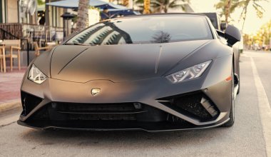 Miami, Florida, ABD - 19 Aralık 2024 Lamborghini Huracan EVO üstü açık spor araba. Lamborghini Huracan EVO 'nun spor arabası. Lamborghini Huracan 'ın siyah arabası..