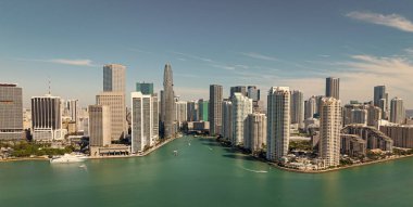 Miami silueti. Miami gökdelen şehri. Miami şehrinin ufuk çizgisi Brickell anahtarı. Miami şehir merkezinde. Gökdelen binası. Şehir merkezindeki şehir manzarası. Seyahat güzergahı. Şehir mimarisi.