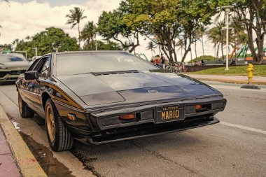 Miami, Florida, ABD - 08 Aralık 2024: Klasik siyah Lotus Esprit spor arabası. Lotus Esprit 'in lüks spor arabası. Lotus Esprit 'in arabası dışarıda park edilmiş. Lotus Esprit aracı, köşe görüş..