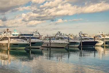 Yazın lüks bir yat gezisi. Miami plajına demir atmış bir yat. Marina lüks şehir manzarası. Limanda kiralık bir yat. Yat marinası. Lüks yat kiralama. Miami limanı marinası.