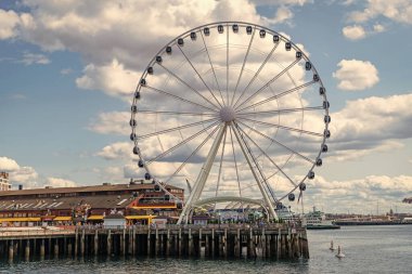 Seattle, Washington, ABD, 26 Temmuz 2024: dönme dolaplı eğlence parkı. Gözlem Dönme dolabı. Gözlem tekerindeki panayır gezisi. Eğlence gezisi. Dönme dolap.