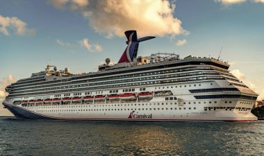 Miami, Florida, ABD - 10 Aralık 2024 Yaz Tatili Gezisi. Karnaval yolcu gemisi. Gemi turu. Gemi Miami limanından ayrılıyor. Seyahat güzergahı. Karnaval Gündoğumu yolcu gemisi yolculuğu.