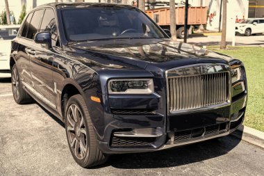 Miami, Florida, ABD - 21 Kasım 2024: siyah Rolls Royce Ghost 2013 arabası. Rolls Royce Hayalet modelinin lüks arabası. Beyaz Rolls Royce arabası dışarıda park halinde. Rolls Royce, köşe manzaralı..