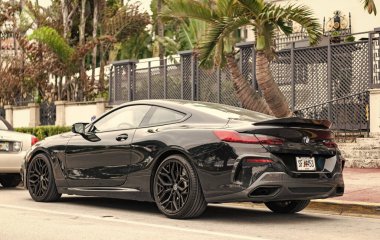 Miami, Florida, ABD - 10 Aralık 2024: siyah 2019 BMW M850 Gran Turismo arabası. BMW M850 Gran Turismo tipi lüks bir araba. BMW M850 'nin arabası dışarıda park edilmiş. BMW M850, yan görünüm.