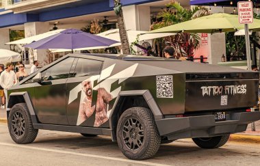 Miami, Florida, ABD - 17 Kasım 2024: Tesla Cybertruck 'ın arabası dışarıda park halinde. Tesla Cybertruck, yan görüş. Tesla Cybertruck 2024 elektrikli kamyonet, araba akordu. Tesla Cybertruck 'ın elektrikli arabası.