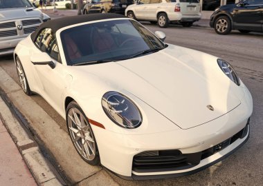 Miami, Florida, ABD - 23 Kasım 2020 Porsche 911 Carrera 4S üstü açık spor araba. Porsche Carrera 4S tipi spor araba. Porsche Carrera 'nın arabası dışarıda park edilmiş. Porsche 911 Carrera, üst manzara..